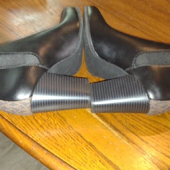 MICHAEL Michael Kors Black Ankle Boots - Picture 4 of 7